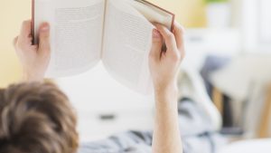 teen-reading-book